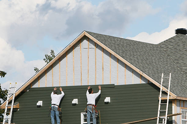 Professional Siding technician working in Deerfield, IL
